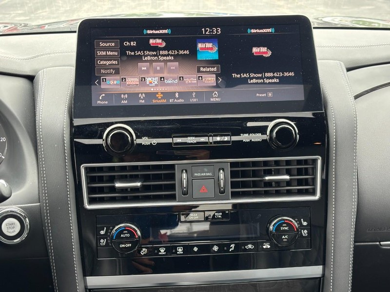 INFINITI QX80 Vehicle Full-screen Gallery Image 15