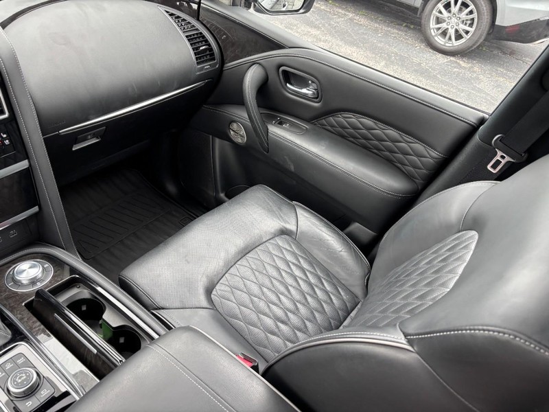 INFINITI QX80 Vehicle Full-screen Gallery Image 16