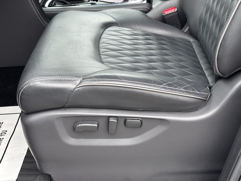 INFINITI QX80 Vehicle Full-screen Gallery Image 17