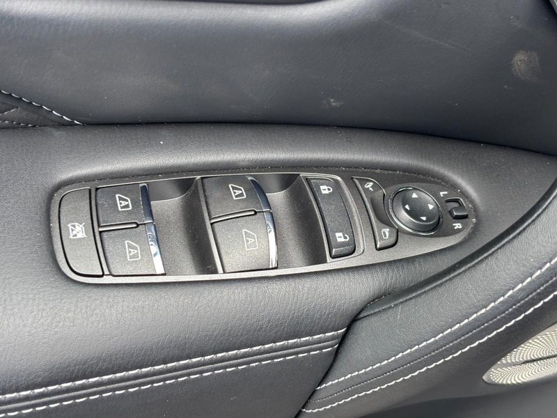 INFINITI QX80 Vehicle Full-screen Gallery Image 18