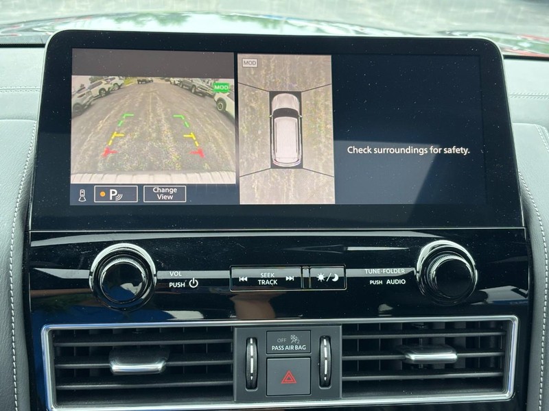 INFINITI QX80 Vehicle Full-screen Gallery Image 24