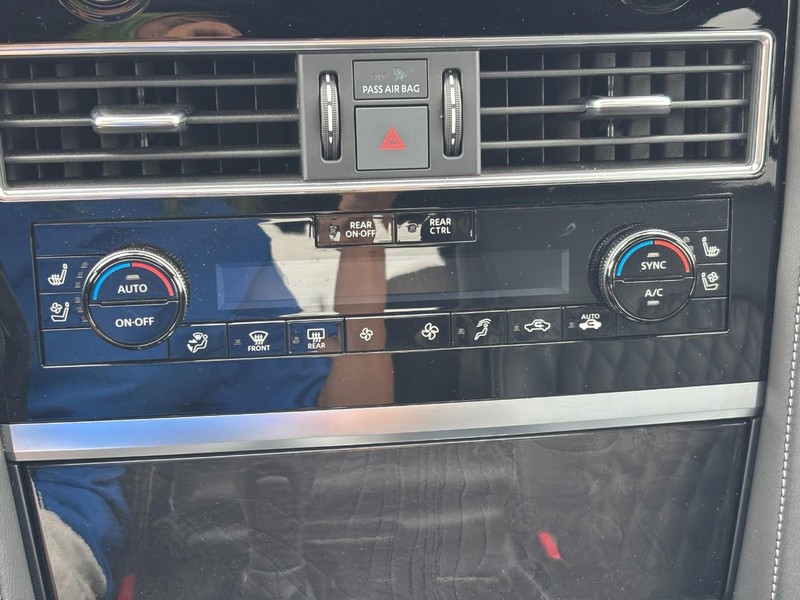 INFINITI QX80 Vehicle Full-screen Gallery Image 25