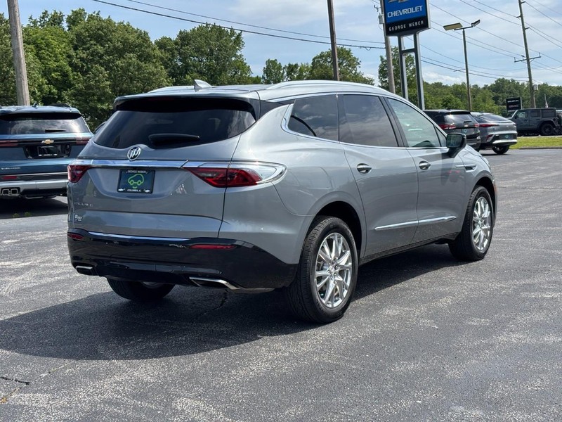 Buick Enclave Vehicle Full-screen Gallery Image 05