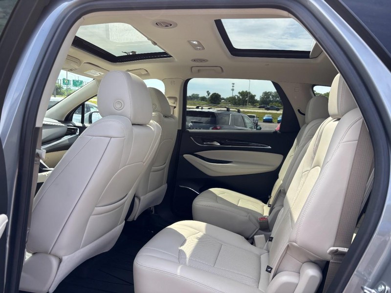 Buick Enclave Vehicle Full-screen Gallery Image 11