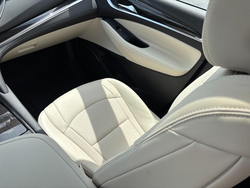 Buick Enclave Vehicle Full-screen Gallery Image 15