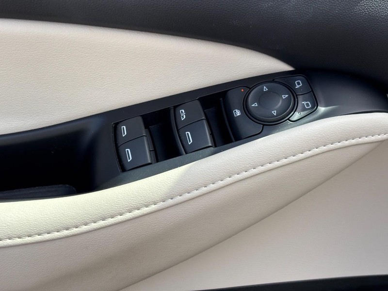 Buick Enclave Vehicle Full-screen Gallery Image 17