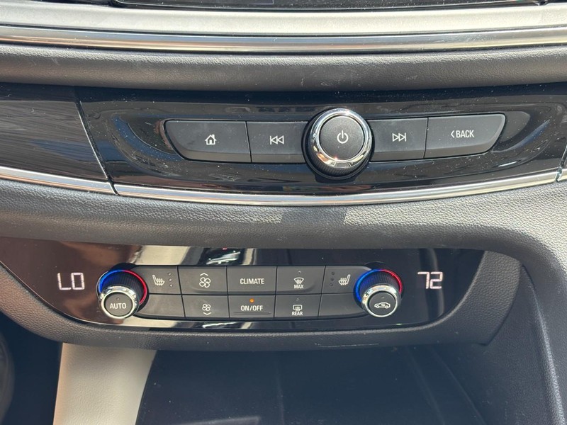 Buick Enclave Vehicle Full-screen Gallery Image 23