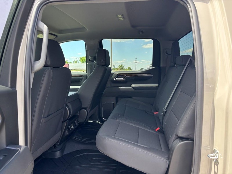 Chevrolet Silverado 1500 Vehicle Full-screen Gallery Image 5