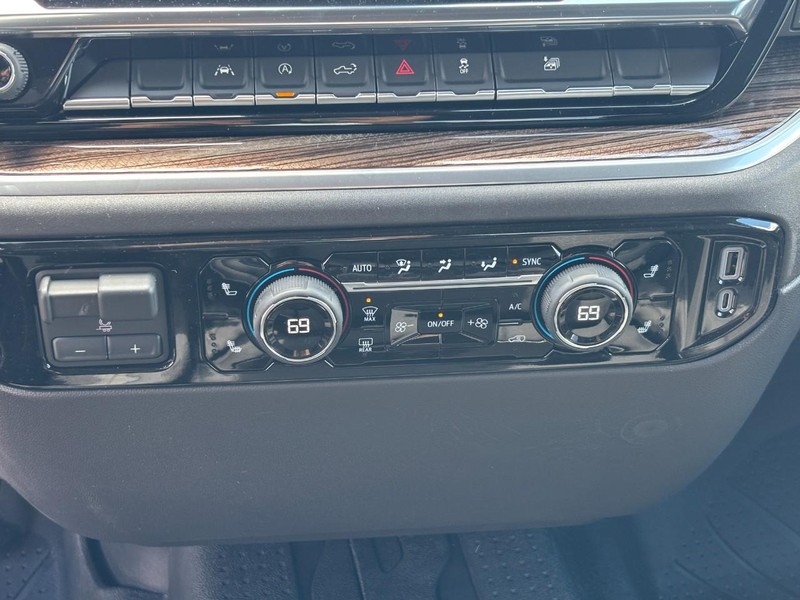 Chevrolet Silverado 1500 Vehicle Full-screen Gallery Image 17