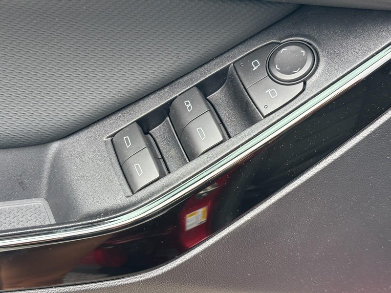 Chevrolet Equinox Vehicle Full-screen Gallery Image 11