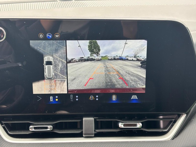 Chevrolet Equinox Vehicle Full-screen Gallery Image 18