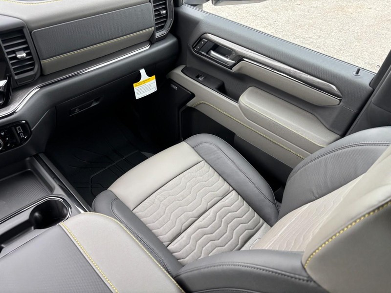 Chevrolet Silverado 2500HD Vehicle Full-screen Gallery Image 9