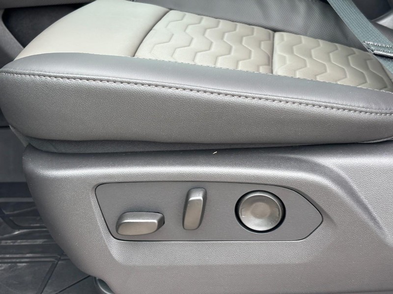 Chevrolet Silverado 2500HD Vehicle Full-screen Gallery Image 10