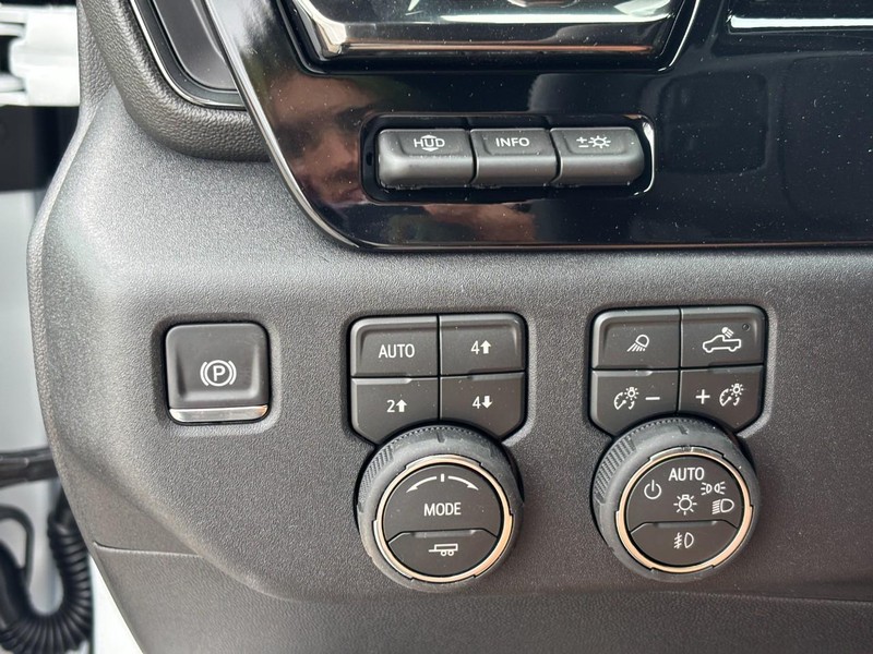 Chevrolet Silverado 2500HD Vehicle Full-screen Gallery Image 12