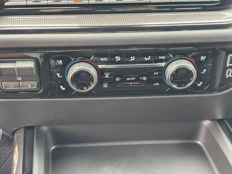 Chevrolet Silverado 2500HD Vehicle Full-screen Gallery Image 19