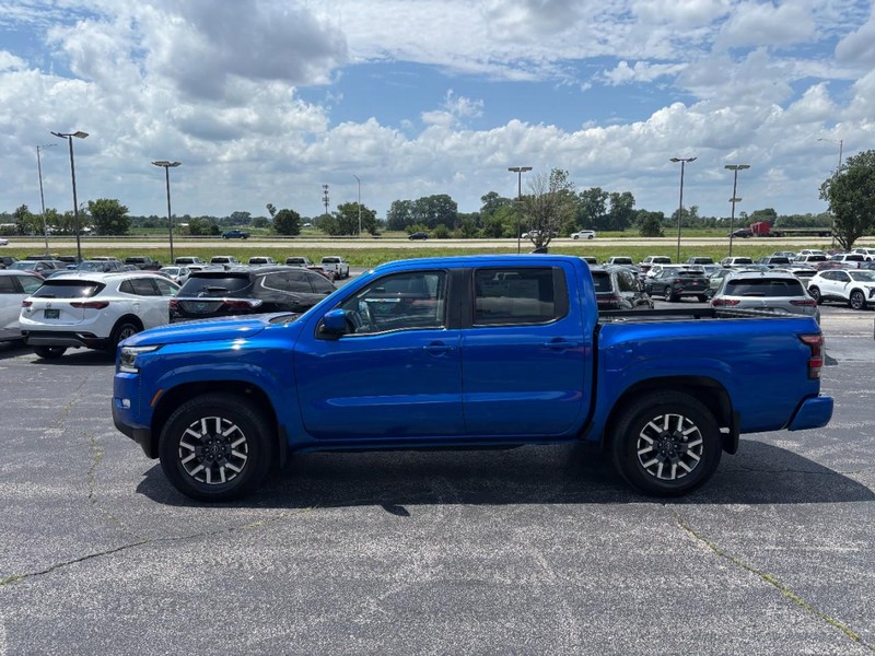 Nissan Frontier Vehicle Full-screen Gallery Image 2