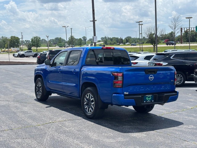Nissan Frontier Vehicle Full-screen Gallery Image 3