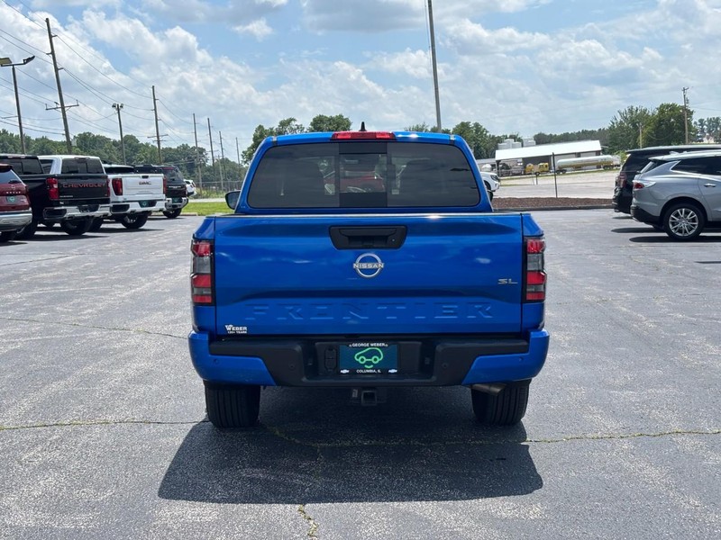 Nissan Frontier Vehicle Full-screen Gallery Image 4