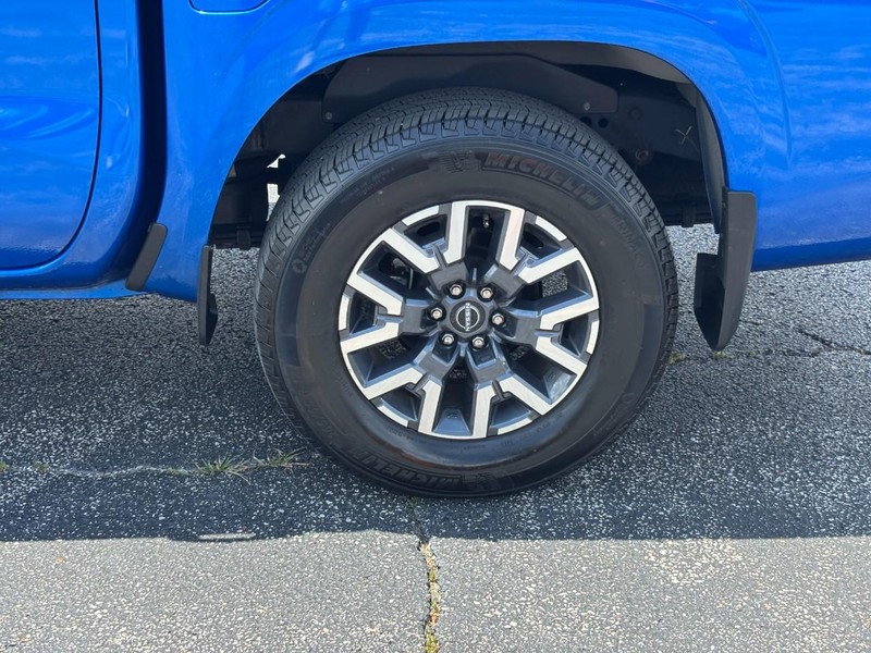 Nissan Frontier Vehicle Full-screen Gallery Image 9