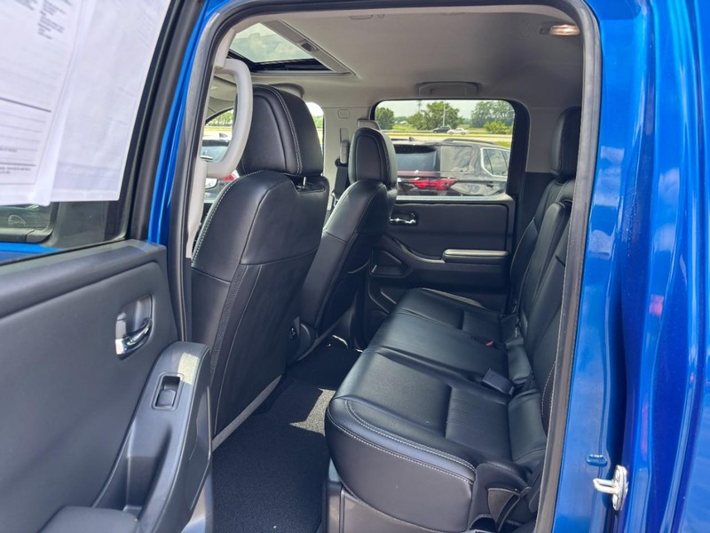 Nissan Frontier Vehicle Full-screen Gallery Image 10
