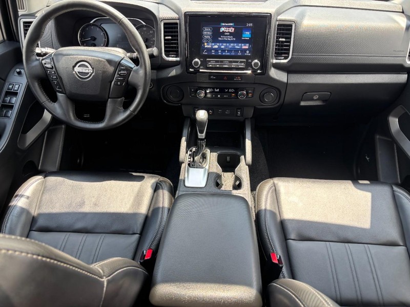 Nissan Frontier Vehicle Full-screen Gallery Image 12
