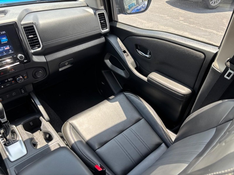 Nissan Frontier Vehicle Full-screen Gallery Image 15
