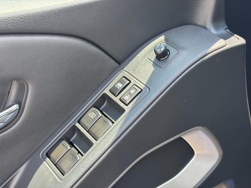 Nissan Frontier Vehicle Full-screen Gallery Image 17