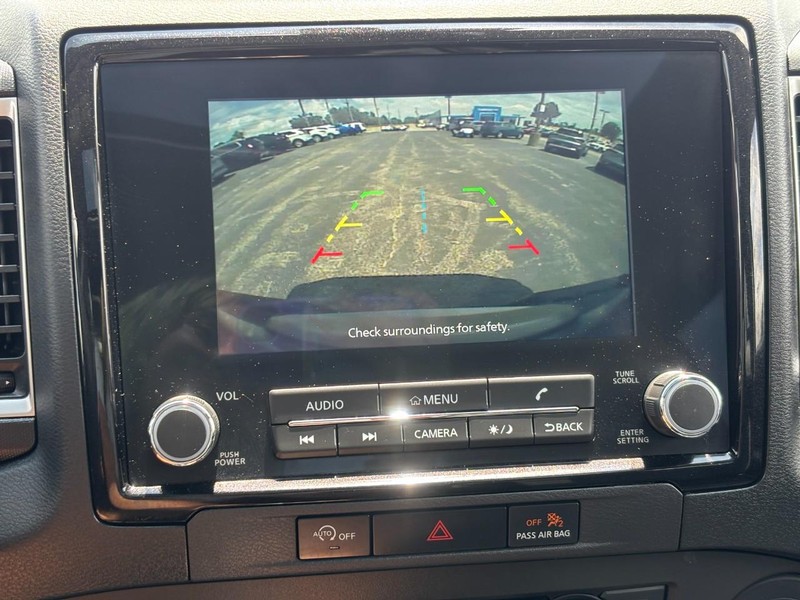 Nissan Frontier Vehicle Full-screen Gallery Image 22