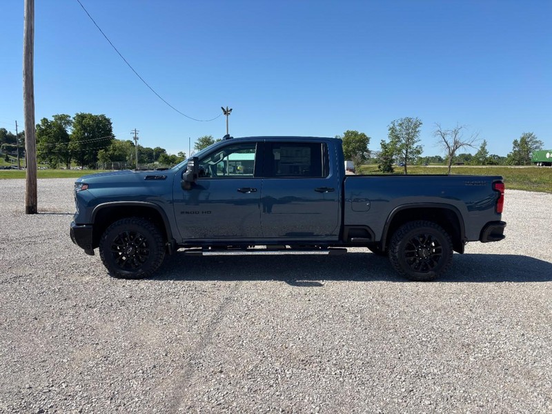Chevrolet Silverado 2500HD Vehicle Full-screen Gallery Image 2