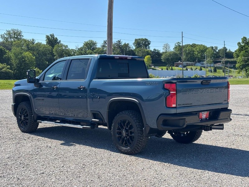 Chevrolet Silverado 2500HD Vehicle Full-screen Gallery Image 3