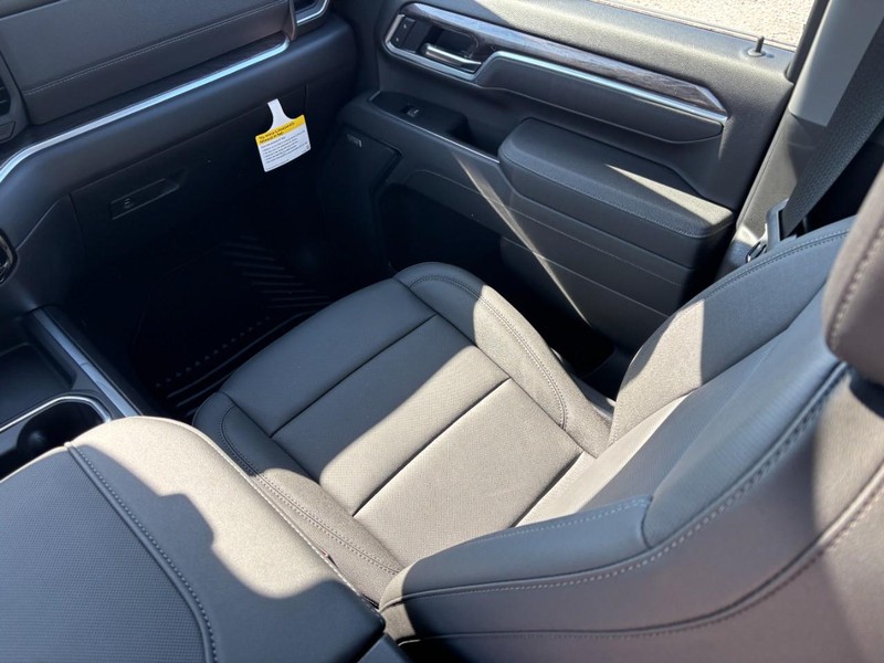 Chevrolet Silverado 2500HD Vehicle Full-screen Gallery Image 9