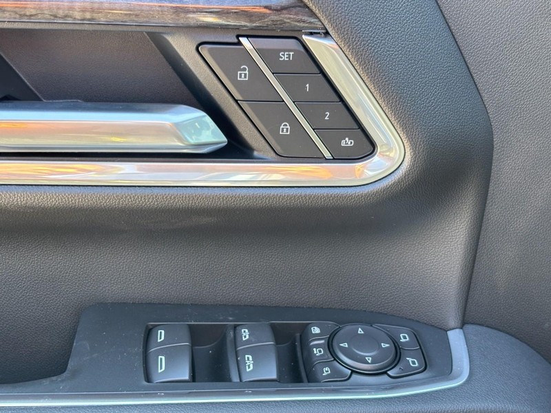 Chevrolet Silverado 2500HD Vehicle Full-screen Gallery Image 11