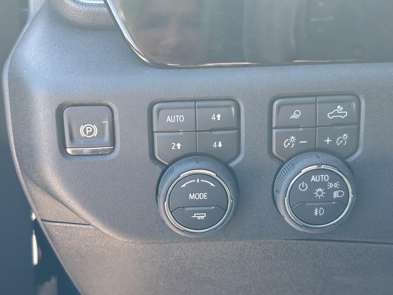 Chevrolet Silverado 2500HD Vehicle Full-screen Gallery Image 12