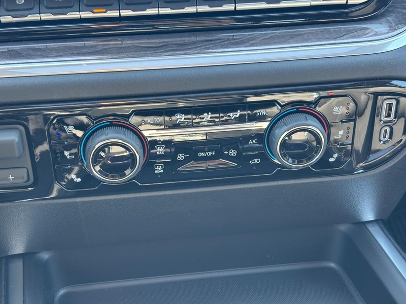 Chevrolet Silverado 2500HD Vehicle Full-screen Gallery Image 19