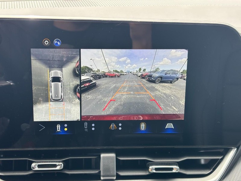 Chevrolet Equinox Vehicle Full-screen Gallery Image 17