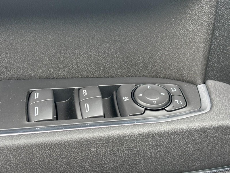 Chevrolet Silverado 1500 Vehicle Full-screen Gallery Image 11