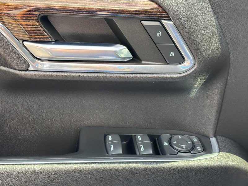 GMC Sierra 1500 Vehicle Full-screen Gallery Image 16