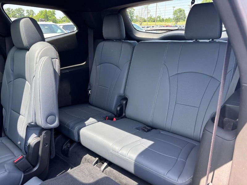 Buick Enclave Vehicle Full-screen Gallery Image 10