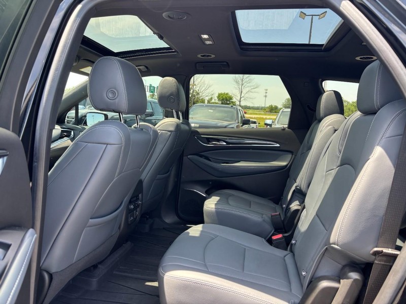 Buick Enclave Vehicle Full-screen Gallery Image 11