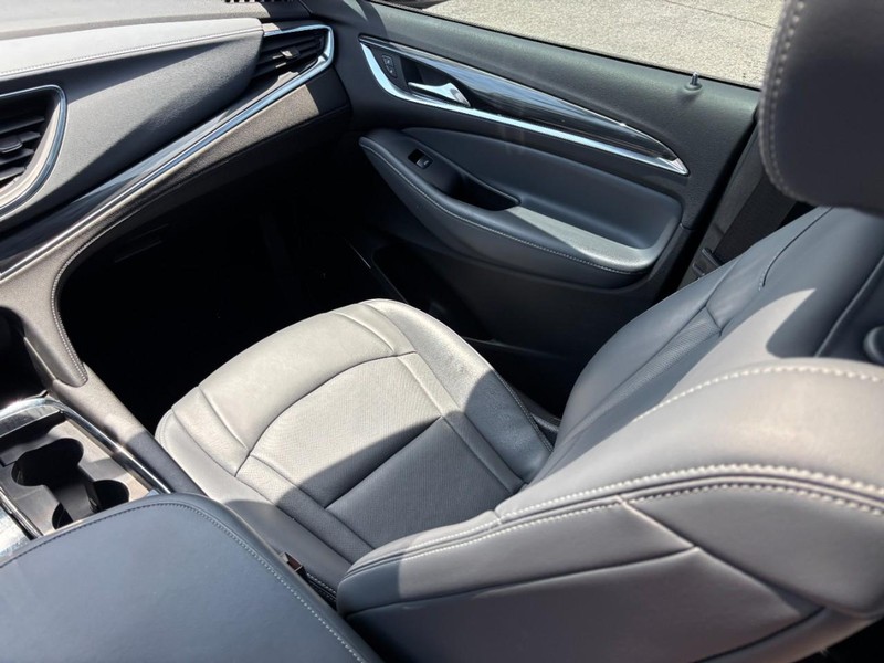 Buick Enclave Vehicle Full-screen Gallery Image 15
