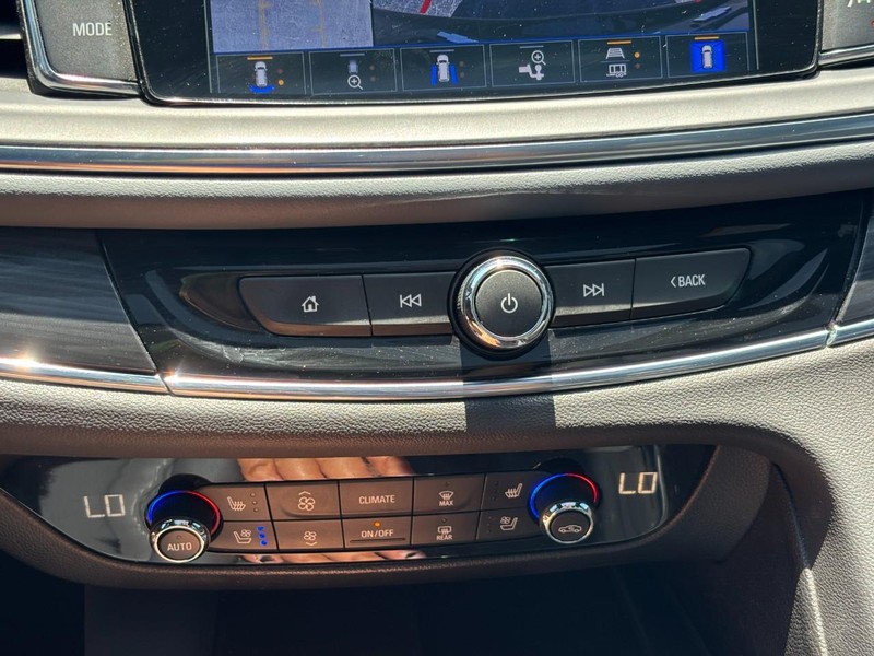 Buick Enclave Vehicle Full-screen Gallery Image 24