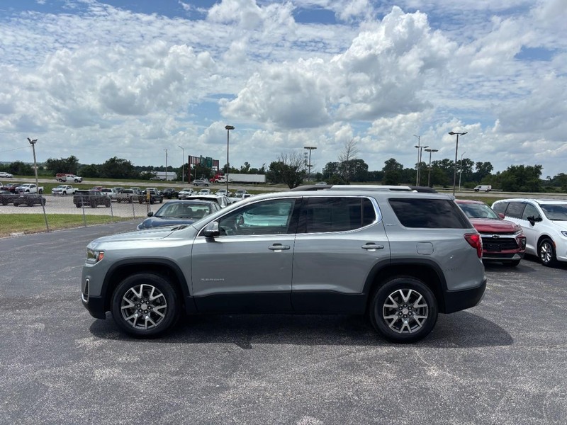 GMC Acadia Vehicle Full-screen Gallery Image 2