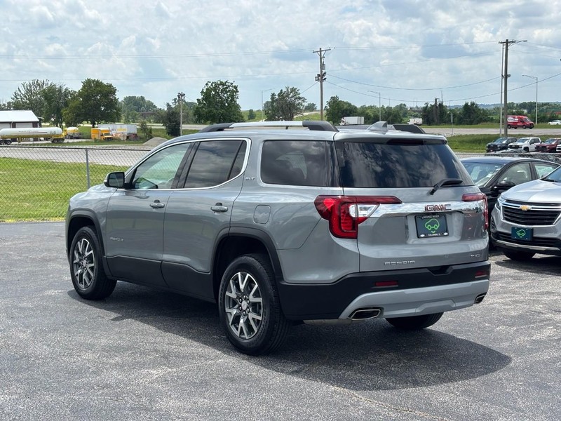 GMC Acadia Vehicle Full-screen Gallery Image 3