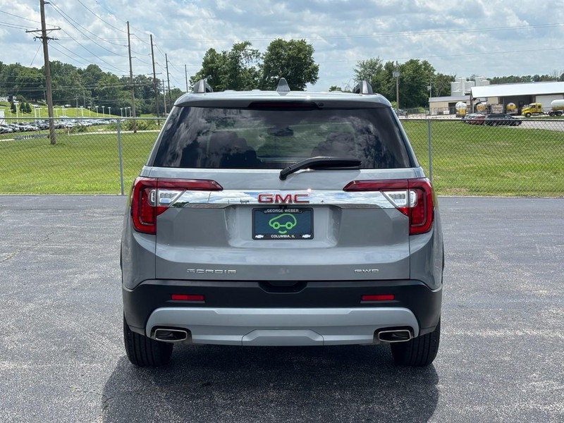 GMC Acadia Vehicle Full-screen Gallery Image 4