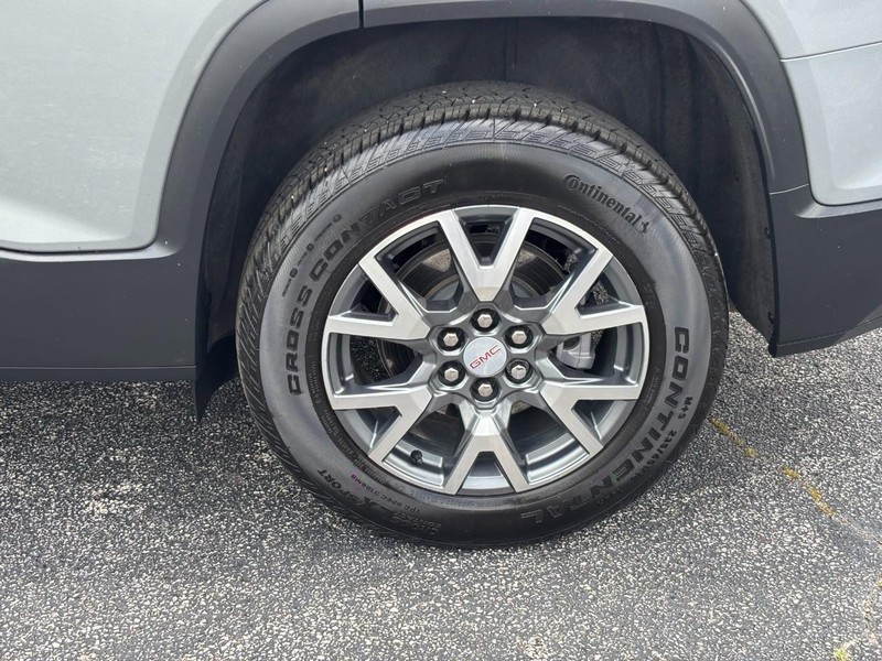 GMC Acadia Vehicle Full-screen Gallery Image 10