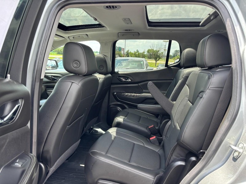 GMC Acadia Vehicle Full-screen Gallery Image 12