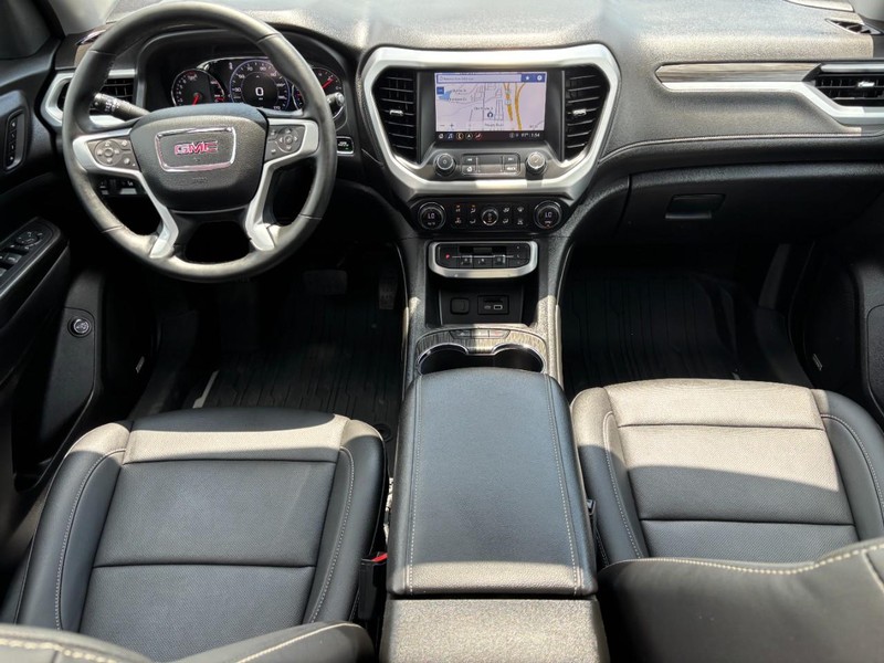 GMC Acadia Vehicle Full-screen Gallery Image 15