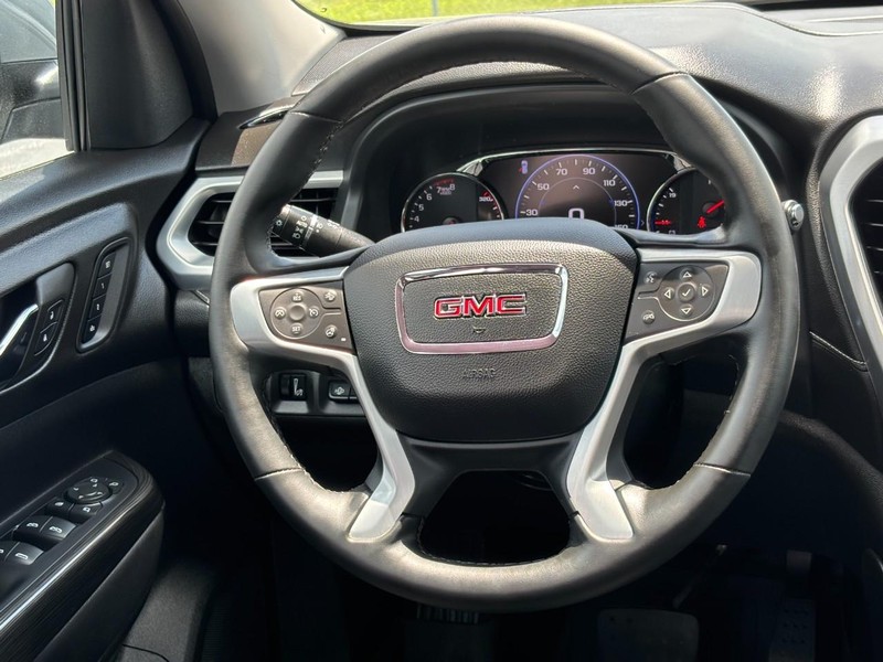 GMC Acadia Vehicle Full-screen Gallery Image 16