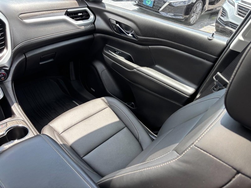 GMC Acadia Vehicle Full-screen Gallery Image 18