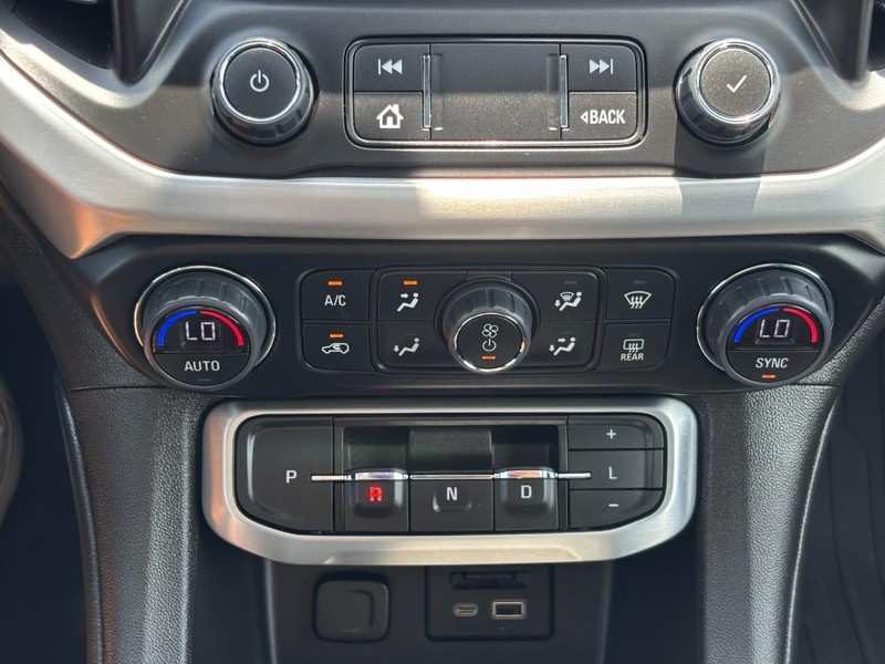 GMC Acadia Vehicle Full-screen Gallery Image 26
